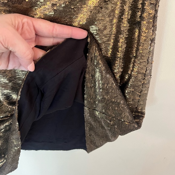 NWT Bronze sequin mini! Size M. So cute! 💛 - Picture 6 of 6